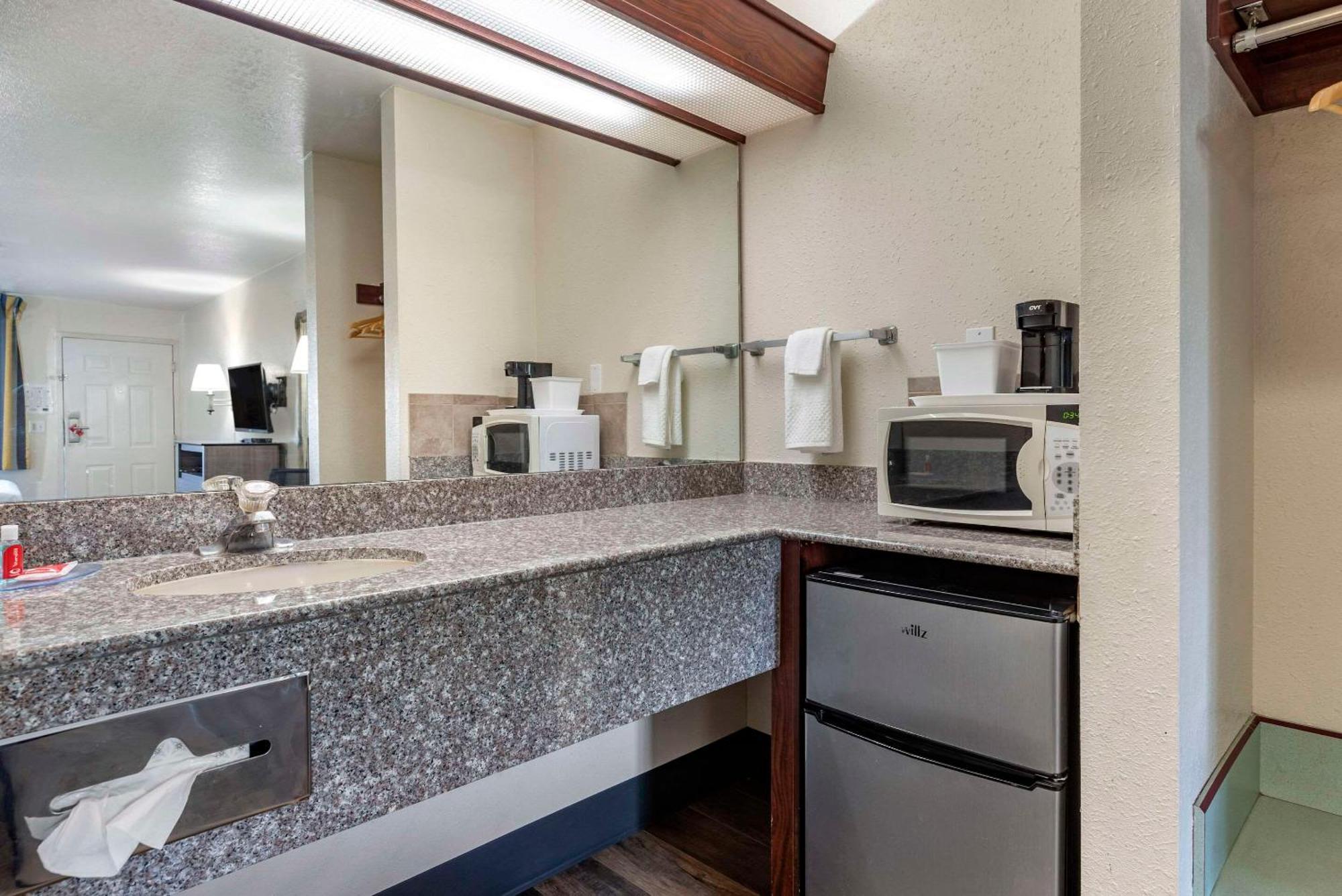 Econo Lodge Portland Airport Exterior foto